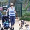 Charlize Theron promenant son fils Jackson et ses deux chiens à Runyon Canyon le 15 mars 2013.