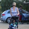 Charlize Theron promenant son fils Jackson à Runyon Canyon le 15 mars 2013.