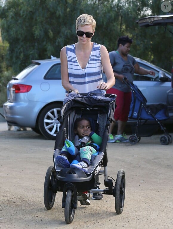 Charlize Theron promenant son fils Jackson à Runyon Canyon le 15 mars 2013.
