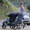 Charlize Theron promenant son fils Jackson et ses deux chiens à Runyon Canyon le 15 mars 2013.