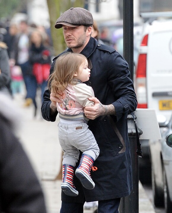 David Beckham et sa petite Harper dans les rues de Londres, le 18 mars 2013, au lendemain du match face à Saint-Etienne