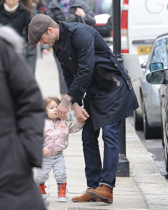 David Beckham et son adorable fillette Harper dans les rues de Londres, le 18 mars 2013, au lendemain du match face à Saint-Etienne