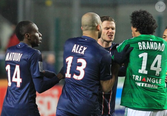 David Beckham s'embrouille avec Brandao lors du match entre l'AS Saint-Etienne et le Paris Saint-Germain au stade Geoffroy Guichard de Saint-Etienne le 17 mars 2013 (2-2)