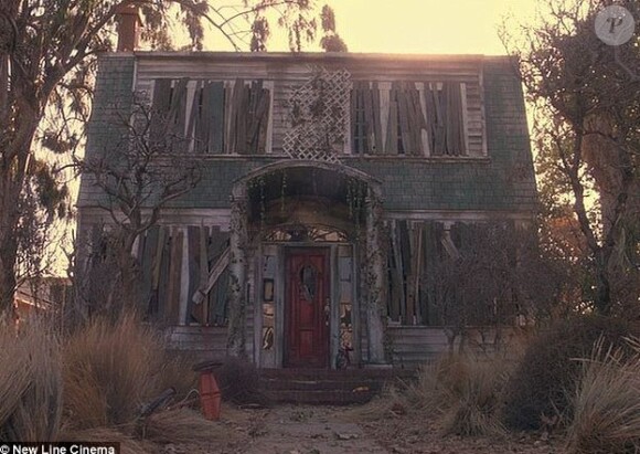 La maison qui a servi au tournage du film Les Griffes de la nuit de Wes Craven, en 1984 a été vendue pour 2,1 millions de dollars.
