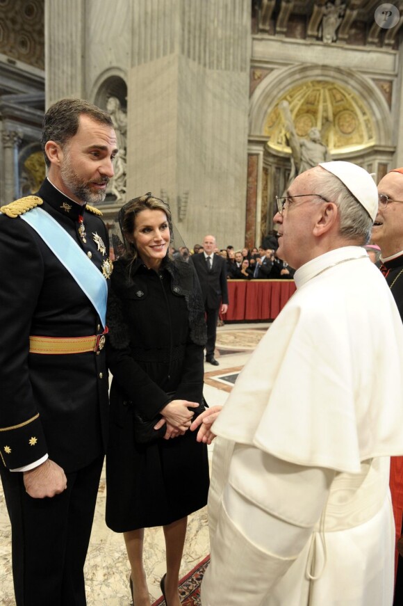 Le pape François salué par le prince Felipe et la princesse Letizia d'Espagne à l'issue de sa messe d'inauguration, le 19 mars 2013 au Vatican.