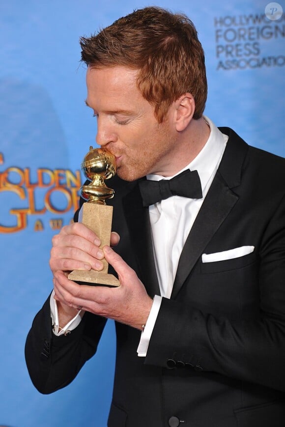 Damian Lewis reçoit le golden Globe du meilleur acteur dans une série dramatique, à Los Angeles le 13 janvier 2013. 