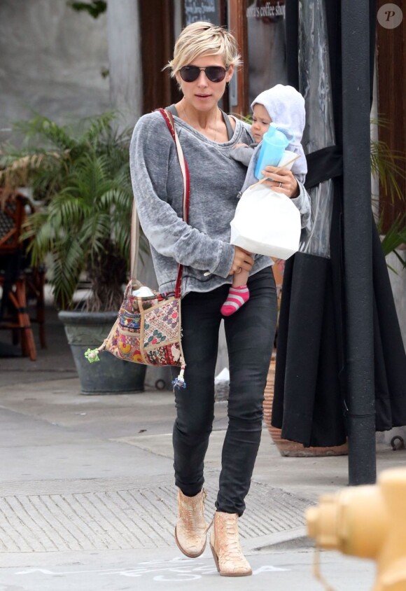 Exclu - Elsa Pataky fait ses courses avec sa fille India à Santa Monica le 19 mars 2013.