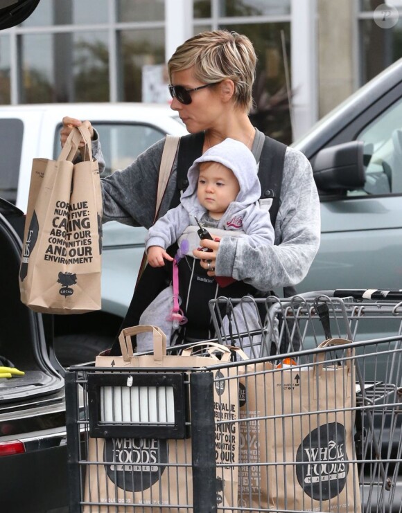 Exclu - Elsa Pataky de sortie courses avec sa fille India à Santa Monica le 19 mars 2013.