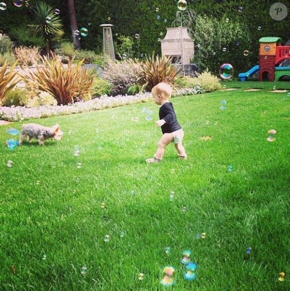 La belle Hilary Duff a posté des photos à l'occasion du premier anniversaire de son fils Luca, sur Twitter, le 20 mars 2013.