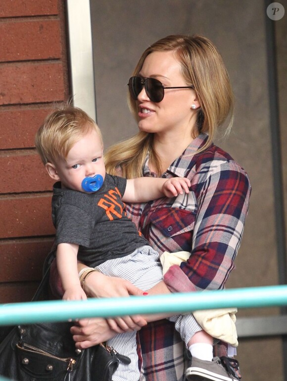 La jolie Hilary Duff emmène son fils Luca à l'atelier Babies First Class à Sherman Oaks, le 20 mars 2013. Le petit Luca a fêté aujourd'hui son premier anniversaire.