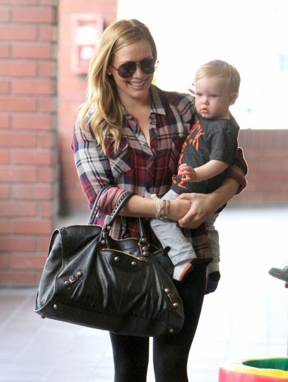 Hilary Duff, radieuse, emmène son fils Luca à l'atelier Babies First Class à Sherman Oaks, le 20 mars 2013. Le petit Luca a fêté aujourd'hui son premier anniversaire.