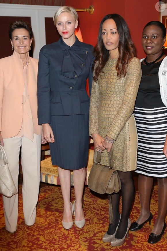 La princesse Charlene de Monaco posant au côté de la baronne Cécile de Massy au Ladies'Lunch Monte-Carlo 2013 au palace Metropole, le 21 mars 2013, en sa qualité de présidente d'honneur de l'association.