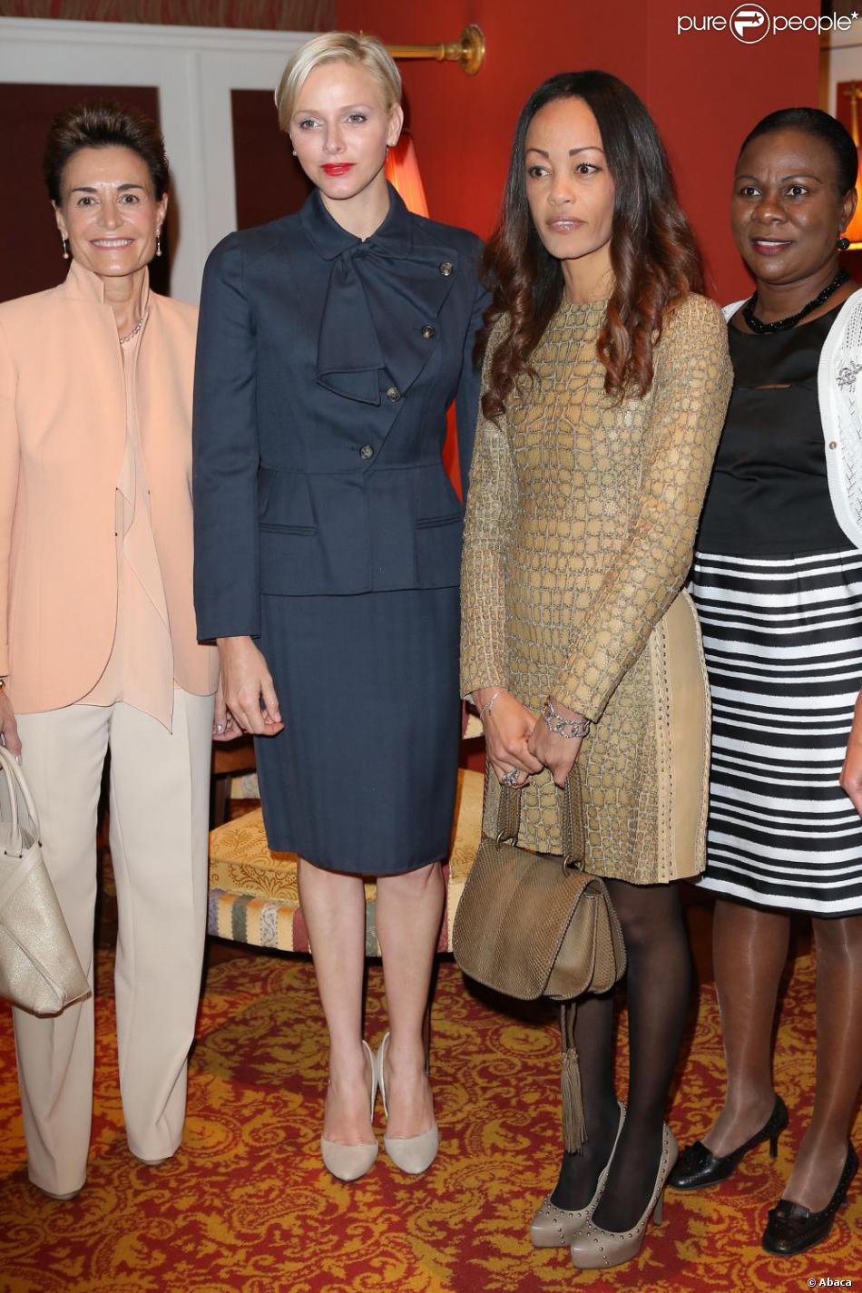  La princesse Charlene de Monaco posant au côté de la baronne Cécile de Massy au Ladies&#039;Lunch Monte-Carlo 2013 au palace Metropole, le 21 mars 2013, en sa qualité de présidente d&#039;honneur de l&#039;association. 