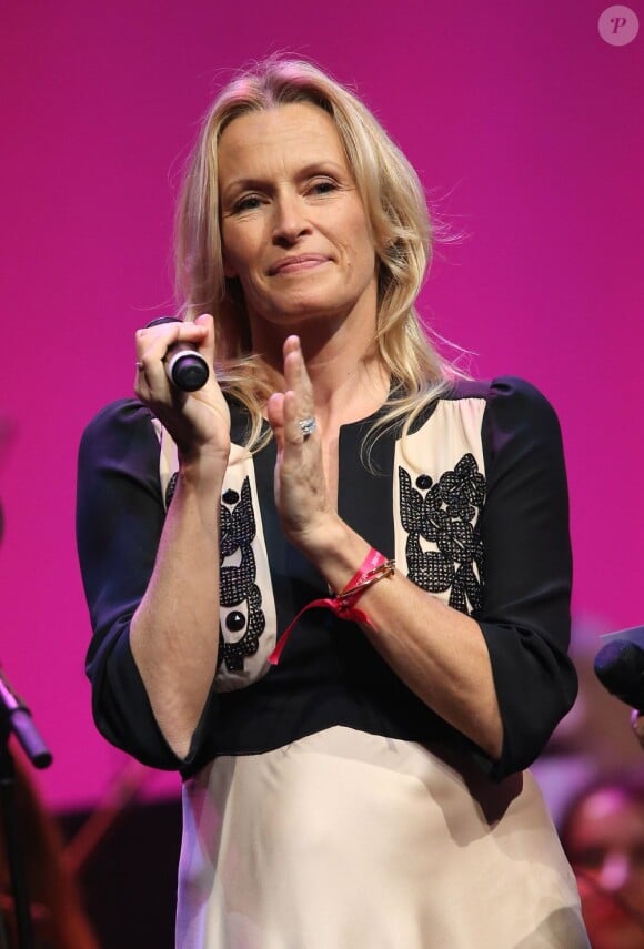 Estelle Lefébure - Les artistes engagés sur scène, et les invités à l'événement "2000 femmes chantent contre le cancer" à l'Olympia à Paris, le 7 mars 2013.