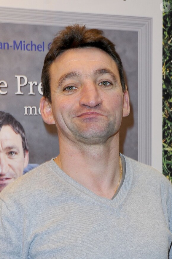 Jean-Michel Claveau pose à la 33e édition du Salon du Livre, porte de Versailles à Paris, le 22 mars 2013.