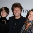Jon Bon Jovi avec sa fille Stephanie et sa femme Dorothea à la 52e cérémonie des Grammy Awards, à Los Angeles, le 21 janvier 2010.