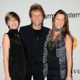 Jon Bon Jovi avec sa fille Stephanie et sa femme Dorothea à la 52e cérémonie des Grammy Awards, à Los Angeles, le 21 janvier 2010.