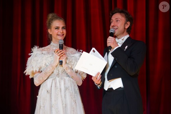 Stéphane Bern et Cara Delevingne lors de la tombola du Bal de la Rose 2013 le 23 mars au Sporting de Monte-Carlo