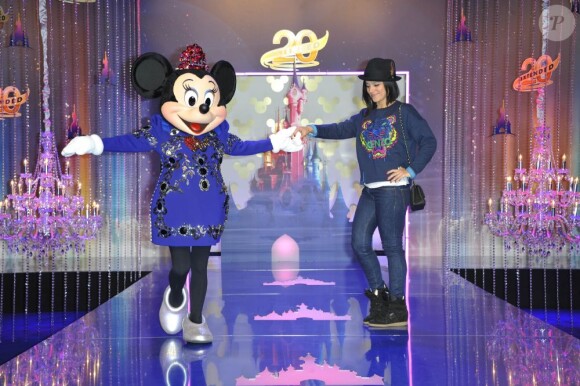 Minnie et la chanteuse Alizée lors de la prolongation des 20 ans de Disneyland Paris, le samedi 23 mars 2013.