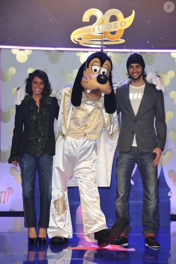 Javier Pastore et sa compagne Chiara Picone posent avec Dingo à Disneyland Paris le 23 mars 2013 pour la prolongation du 20e anniversaire du parc de loisirs, à Marne-la-Vallée.