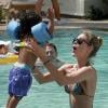 Doutzen Kroes et son fils Phyllon profitent de la piscine de leur hôtel à Miami, le 24 mars 2013.