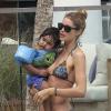 Doutzen Kroes et son fils Phyllon profitent de la piscine de leur hôtel à Miami, le 24 mars 2013.