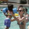 Doutzen Kroes et son fils Phyllon profitent de la piscine de leur hôtel à Miami, le 24 mars 2013.
