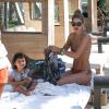 Doutzen Kroes et son fils Phyllon font une pause à l'ombre près de leur piscine à leur hôtel de Miami. Le 24 mars 2013