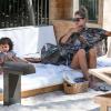 Doutzen Kroes et son fils Phyllon font une pause à l'ombre près de leur piscine à leur hôtel de Miami. Le 24 mars 2013