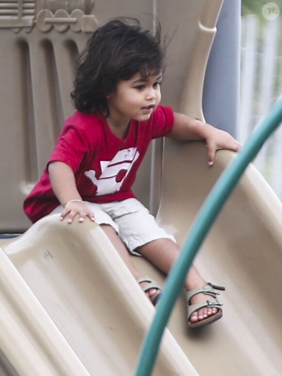 Exclusif - Doutzen Kroes et son fils Phyllon Joy prennent du bon temps dans un parc de Miami, le 22 mars 2013.