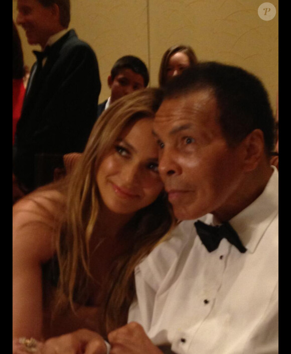 Jennifer Lopez a pris la pose avec Mohamed Ali lors de sa soirée de charité Celebrity Fight Night à Phoenix en Arizona, le 23 mars 2013.