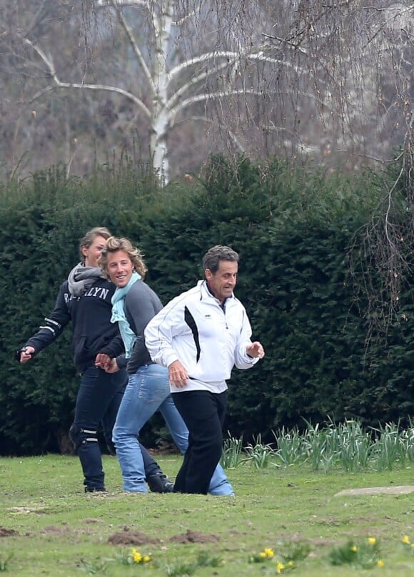 Nicolas Sarkozy décompresse avec un footing dans les allées du bois de Boulogne, à Paris, le 24 mars 2013.