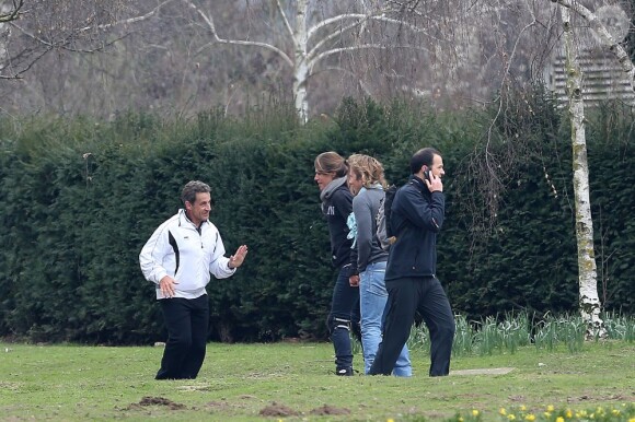 Nicolas Sarkozy décompresse avec un footing dans les allées du bois de Boulogne, à Paris, le 24 mars 2013.