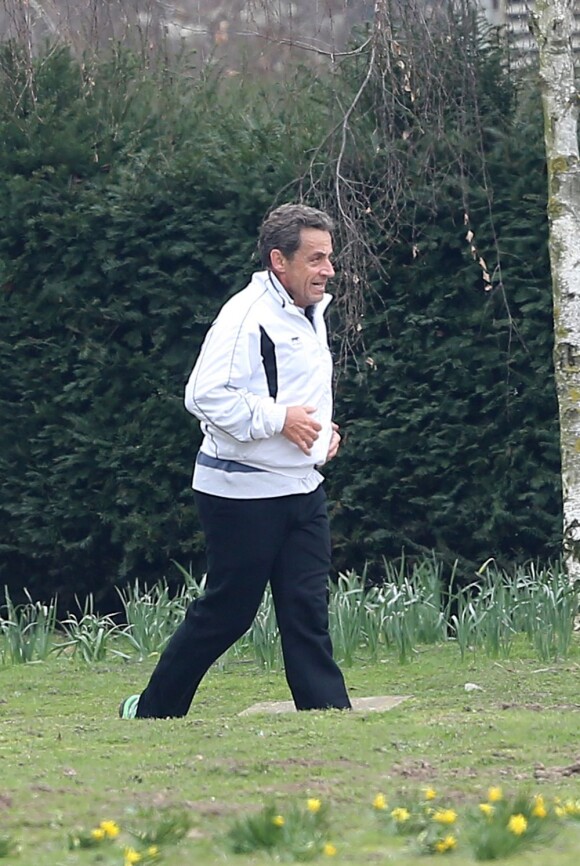 Nicolas Sarkozy décompresse avec un footing dans les allées du bois de Boulogne, à Paris, le 24 mars 2013.