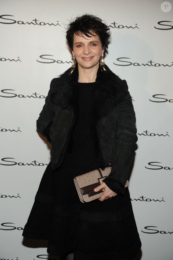 Juliette Binoche au defilé "Santoni" à Milan lors de la fashion week Automne/Hiver 2013/2014 le 22 février 2013