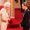La créatrice de mode Stella McCartney reçoit son Ordre d'Officier de l'Empire Britannique des mains de la reine Elizabeth II à Buckingham Palace. Londres, le 26 mars 2013.