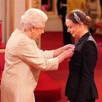 Elizabeth II : Fan de mode, elle récompense la créatrice Stella McCartney