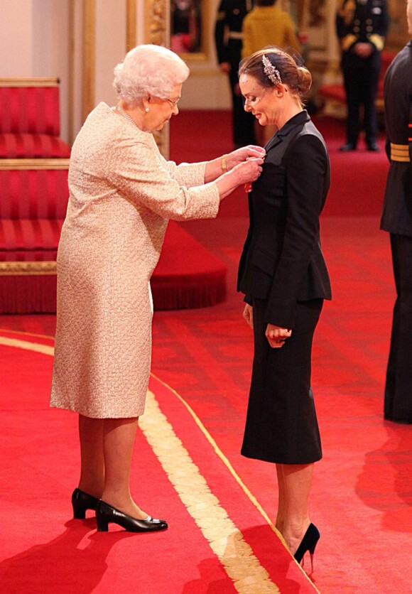 La créatrice de mode Stella McCartney reçoit son Ordre d'Officier de l'Empire Britannique des mains de la reine Elizabeth II au Buckingham Palace. Londres, le 26 mars 2013.