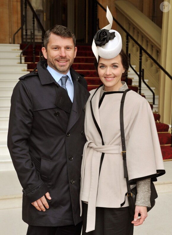 Victoria Pendleton et son fiancée Scott Gardner lors de la cérémonie de remise de l'Ordre de Commandant de l'Empire Britannique à Buckingham Palace. Londres, le 26 mars 2013.