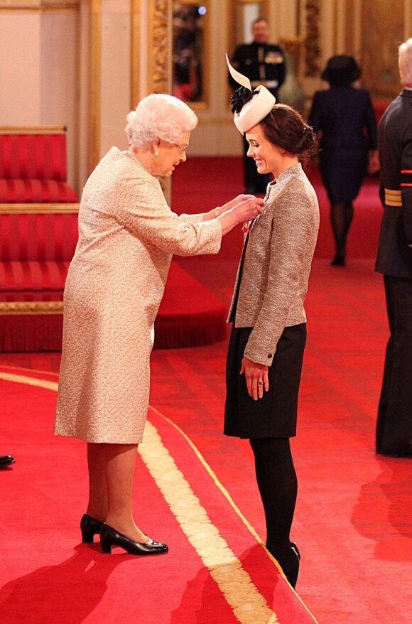 Victoria Pendleton reçoit son Ordre de Commandant de l'Empire Britannique des mains de la reine Elizabeth II à Buckingham Palace. Londres, le 26 mars 2013.