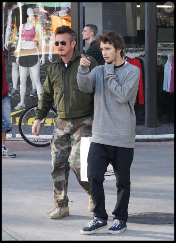Sean Penn et son fils Hopper à Miami, le 27 décembre 2010. 