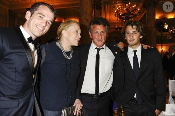 Faye Dunaway et fils Liam, Sean Penn et son fils Hopper à Cannes, le 18 mai 2011.