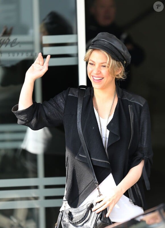 Heureuse et épanouie, la chanteuse Shakira arrive à l'aéroport du Bourget le 27 mars 2013. SLa chanteuse doit rencontrer ses fans et se rendre au Sephora des Champs-Elysées pour la sortie en France de ses parfums.