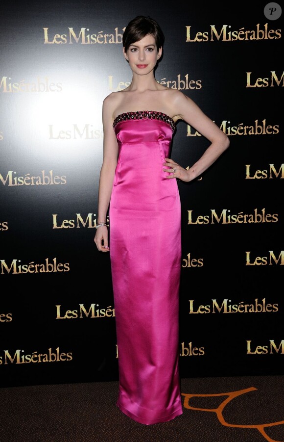 Anne Hathaway en rose bonbon lors de la première des Misérables à Paris le 6 février 2013.