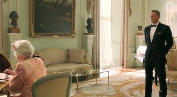 La reine Elizabeth II a spontanément proposé au réalisateur Danny Boyle sa participation dans son propre rôle au côté de Daniel Craig pour la séquence Happy & Glorious mettant en scène son arrivée à la cérémonie d'ouverture des Jeux olympiques de Londres 2012, le 27 juillet 2012.