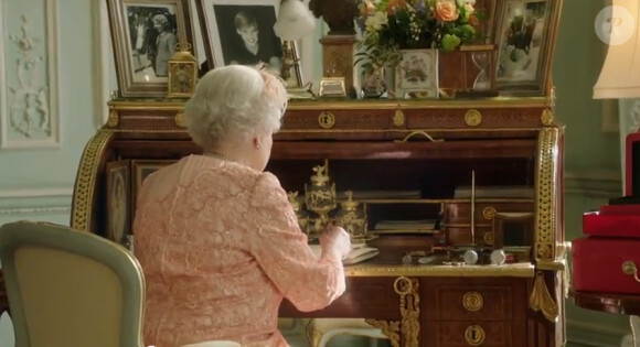 La reine Elizabeth II a spontanément proposé au réalisateur Danny Boyle sa participation dans son propre rôle au côté de Daniel Craig pour la séquence Happy & Glorious mettant en scène son arrivée à la cérémonie d'ouverture des Jeux olympiques de Londres 2012, le 27 juillet 2012.