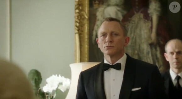 La reine Elizabeth II a spontanément proposé au réalisateur Danny Boyle sa participation dans son propre rôle au côté de Daniel Craig pour la séquence Happy & Glorious mettant en scène son arrivée à la cérémonie d'ouverture des Jeux olympiques de Londres 2012, le 27 juillet 2012.