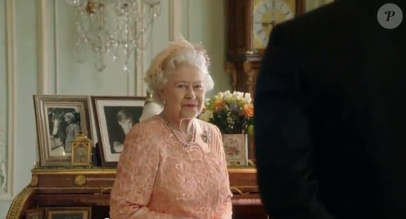 La reine Elizabeth II a proposé au réalisateur Danny Boyle sa participation dans son propre rôle au côté de Daniel Craig pour la séquence Happy & Glorious mettant en scène son arrivée à la cérémonie d'ouverture des Jeux olympiques de Londres 2012, le 27 juillet 2012.