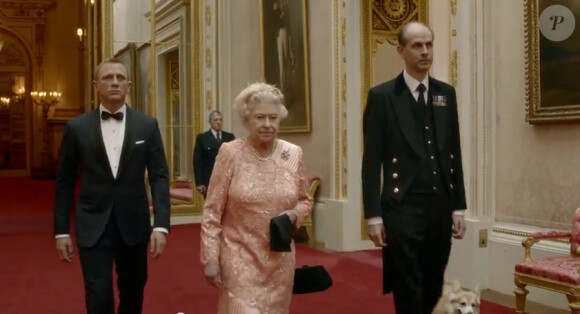 La reine Elizabeth II a spontanément proposé au réalisateur Danny Boyle sa participation dans son propre rôle au côté de Daniel Craig pour la séquence Happy & Glorious mettant en scène son arrivée à la cérémonie d'ouverture des Jeux olympiques de Londres 2012, le 27 juillet 2012.