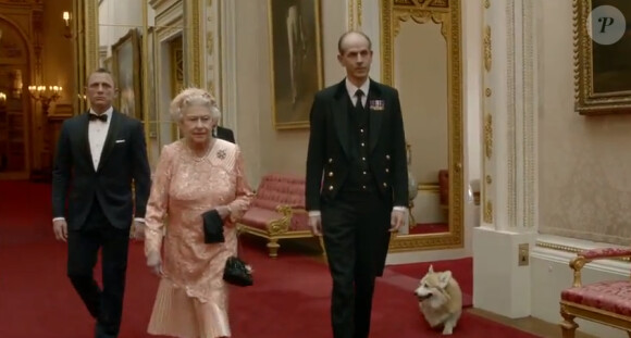 La reine Elizabeth II a spontanément proposé au réalisateur Danny Boyle sa participation dans son propre rôle au côté de Daniel Craig pour la séquence Happy & Glorious mettant en scène son arrivée à la cérémonie d'ouverture des Jeux olympiques de Londres 2012, le 27 juillet 2012.